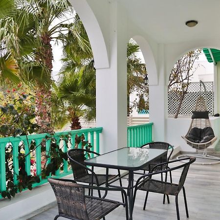 Kamari Beach Houses With Balcony And Garden ภายนอก รูปภาพ