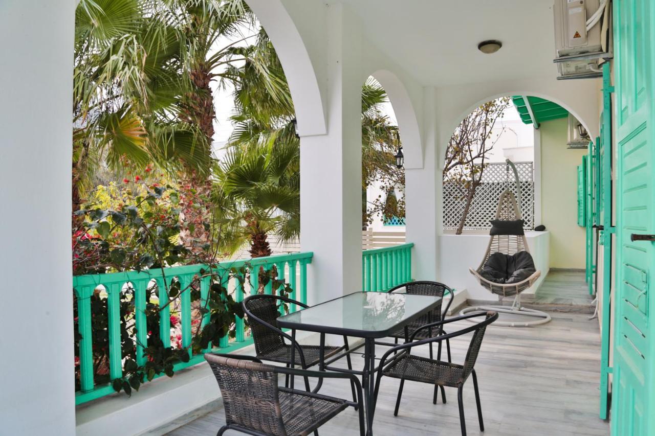 Kamari Beach Houses With Balcony And Garden ภายนอก รูปภาพ