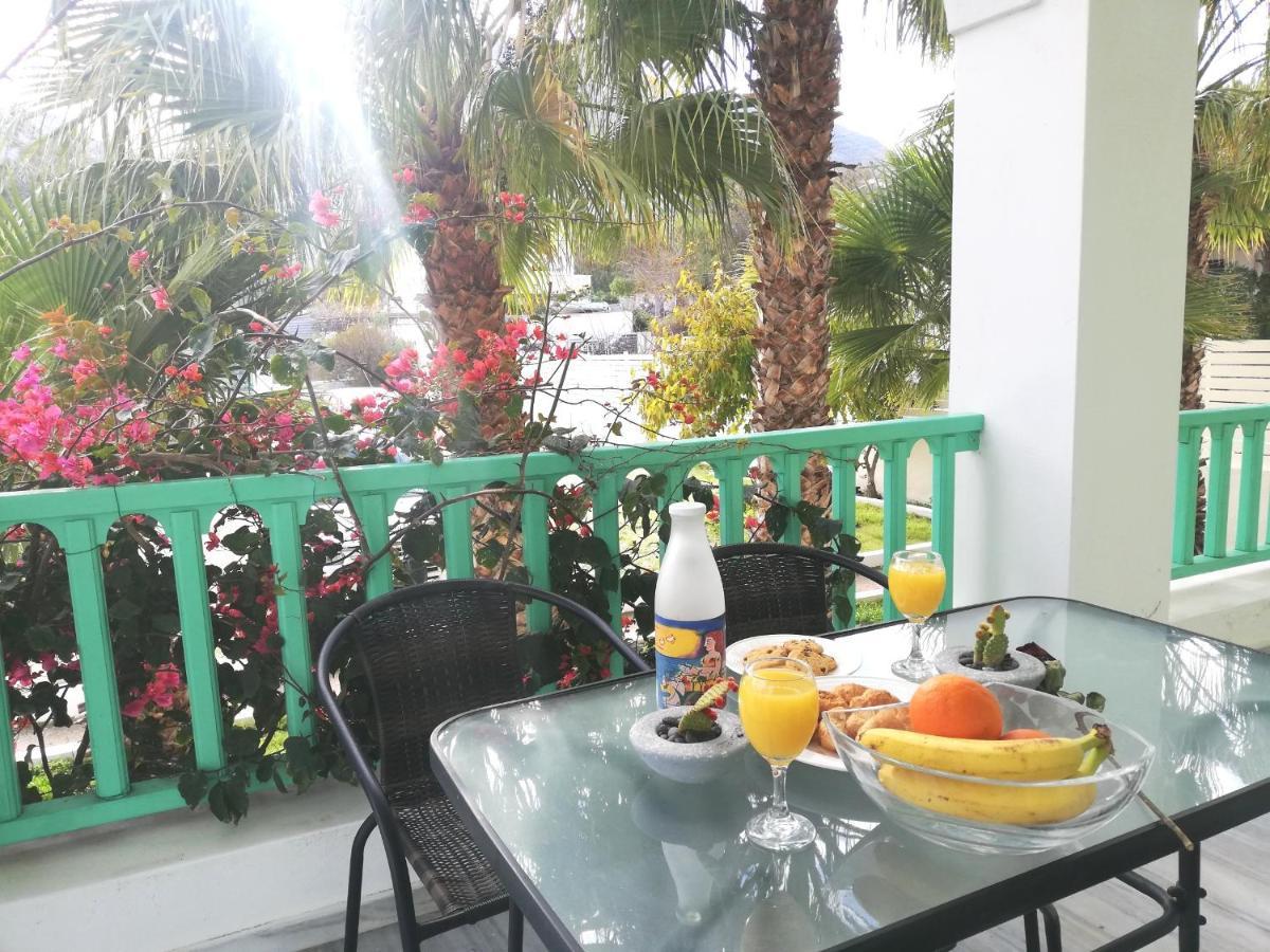 Kamari Beach Houses With Balcony And Garden ภายนอก รูปภาพ