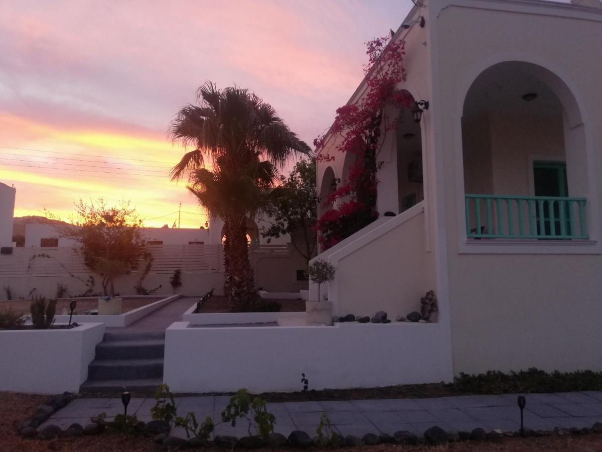 Kamari Beach Houses With Balcony And Garden ภายนอก รูปภาพ