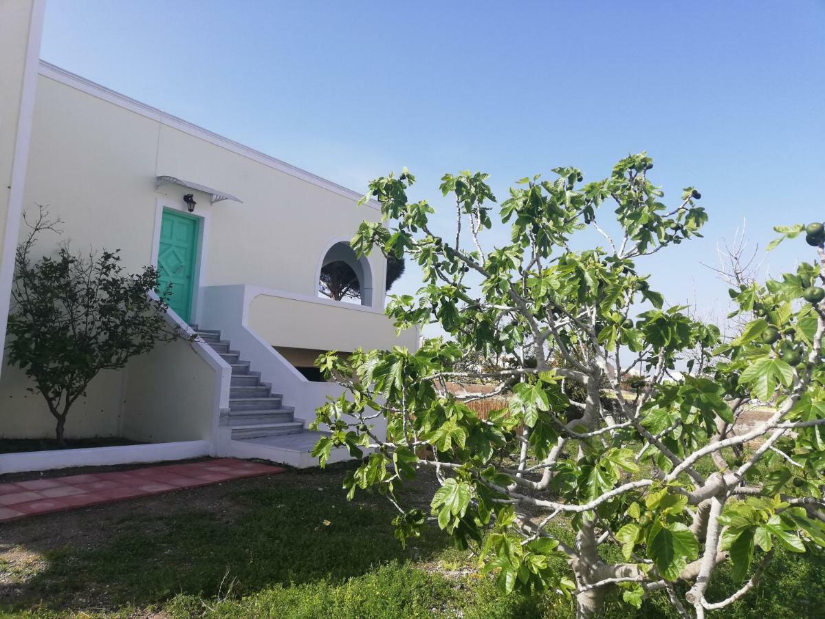 Kamari Beach Houses With Balcony And Garden ภายนอก รูปภาพ